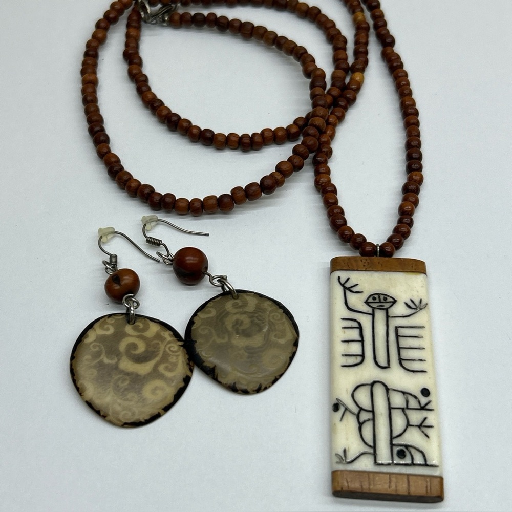 Vtg Scrimshaw Tribal Pendant + Swirl Flat Disc Earring Set Brown Wood Seed Beads